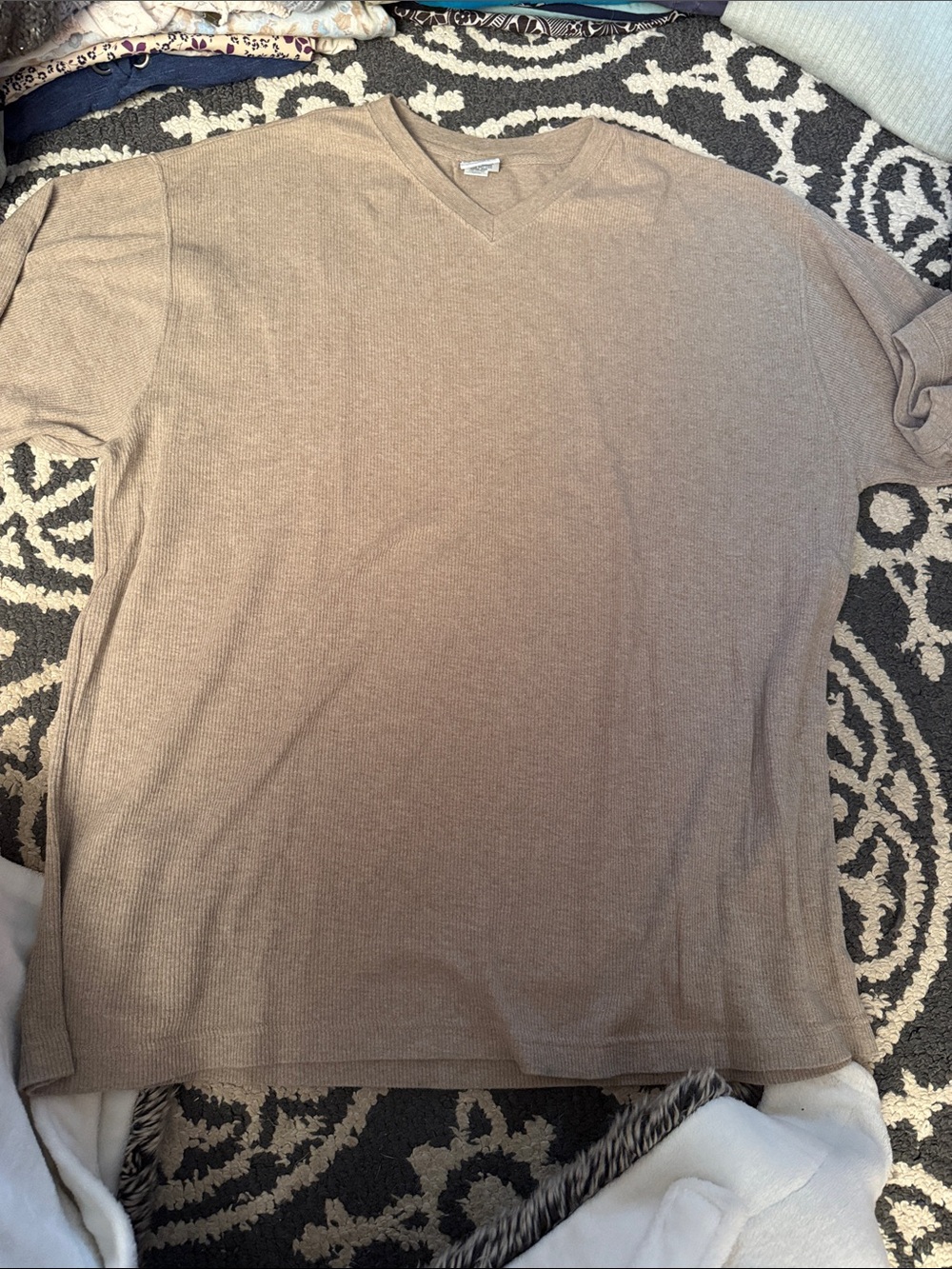 Men's V-Neck Pullover - Tan